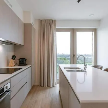 Nora - Elegant Seaview Escape With Balcony شقة
