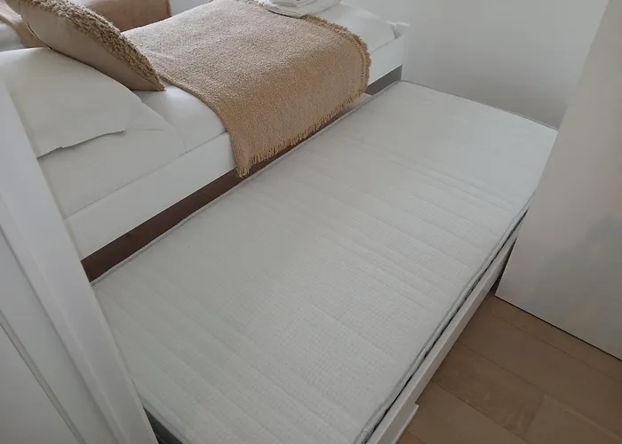 Nora - Elegant Seaview Escape With Balcony Apartment *